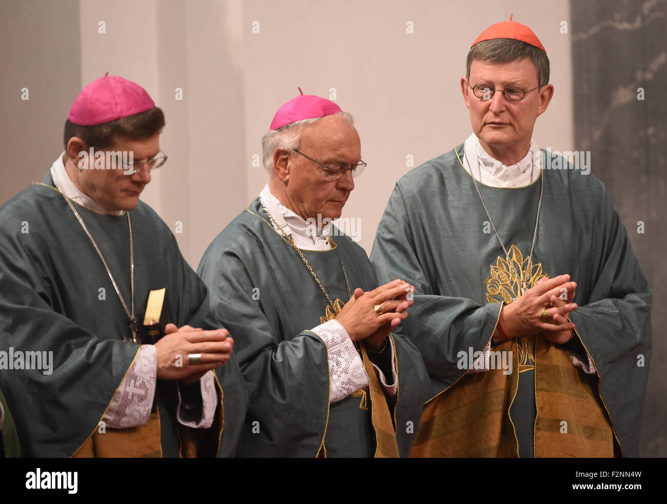 Fulda, Deutschland. 22. Sep, 2015. Stephan Burger (l-R), Erzbischof von Freiburg, Heinz Josef Algermissen, Bischof von Fulda, Und Kardinal Rainer Maria Woelki, Erzbischof von Köln, Falten Sie ihre Hände zum Gebet während der Eröffnungsgottesdienst auf der Herbst-Konferenz der Deutschen Bischofskonferenz im Dom zu Fulda, Deutschland, 22. September 2015. Die katholischen Bischöfe diskutieren die anhaltenden Flüchtlingskrise in Europa unter anderem während des traditionellen Treffens. Foto: ARNE DEDERT/Dpa/Alamy Live-Nachrichten Stockfoto