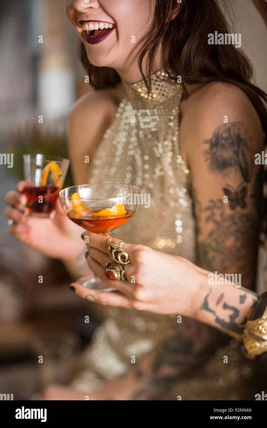 Nahaufnahme von kaukasischen Frauen tranken cocktails Stockfoto