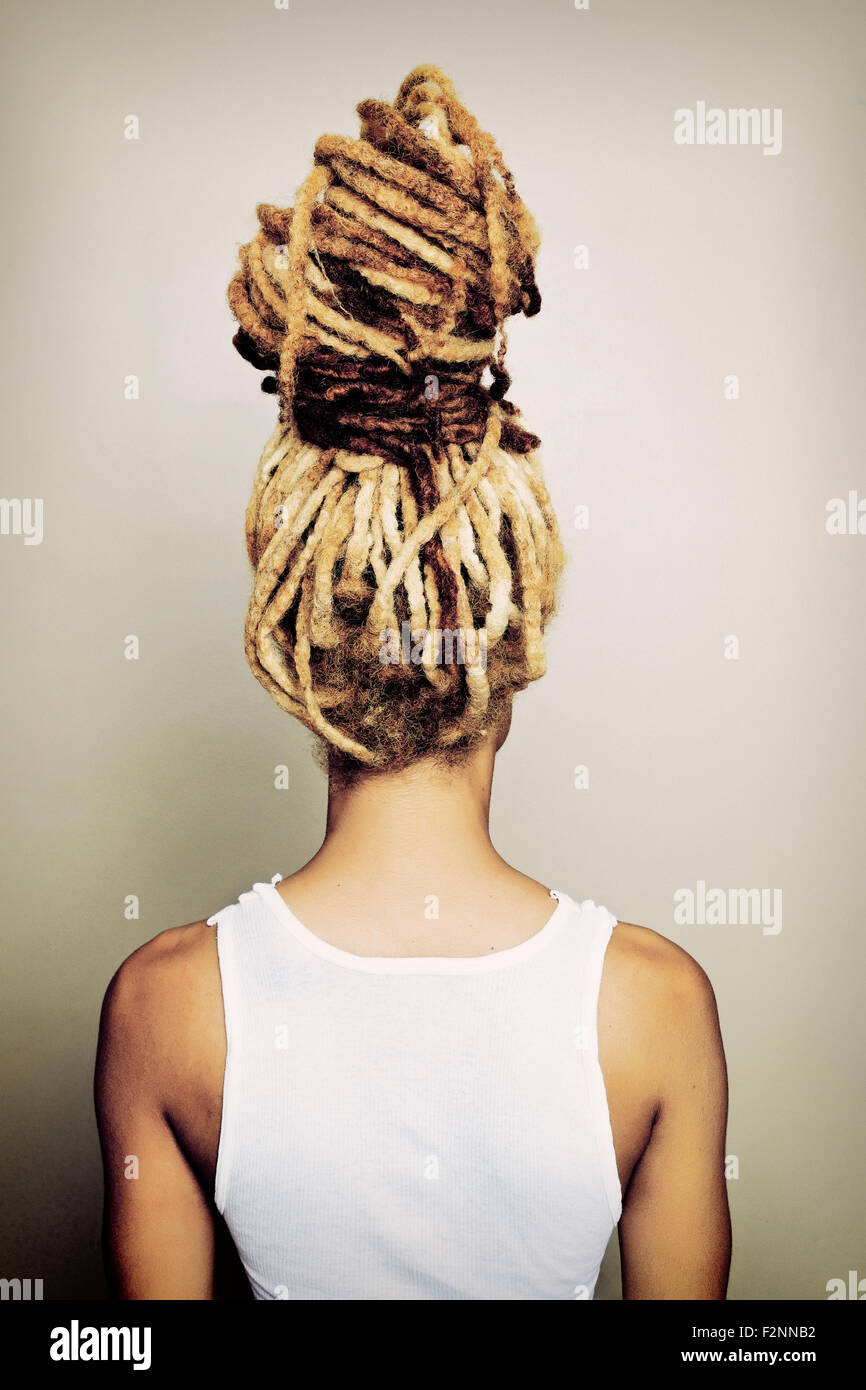 Schwarze Frau mit Dreadlocks bun Stockfoto