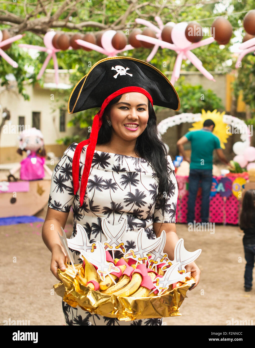 Hispanic Frau mit Snacks auf party Stockfoto