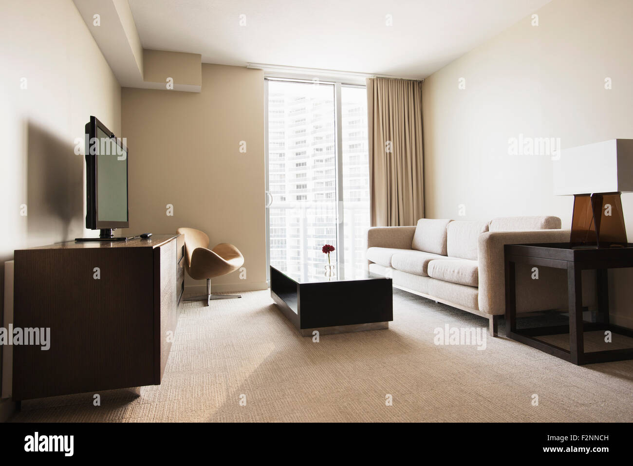 Sofa, Couchtisch und TV in modernen Hotelzimmer Stockfoto