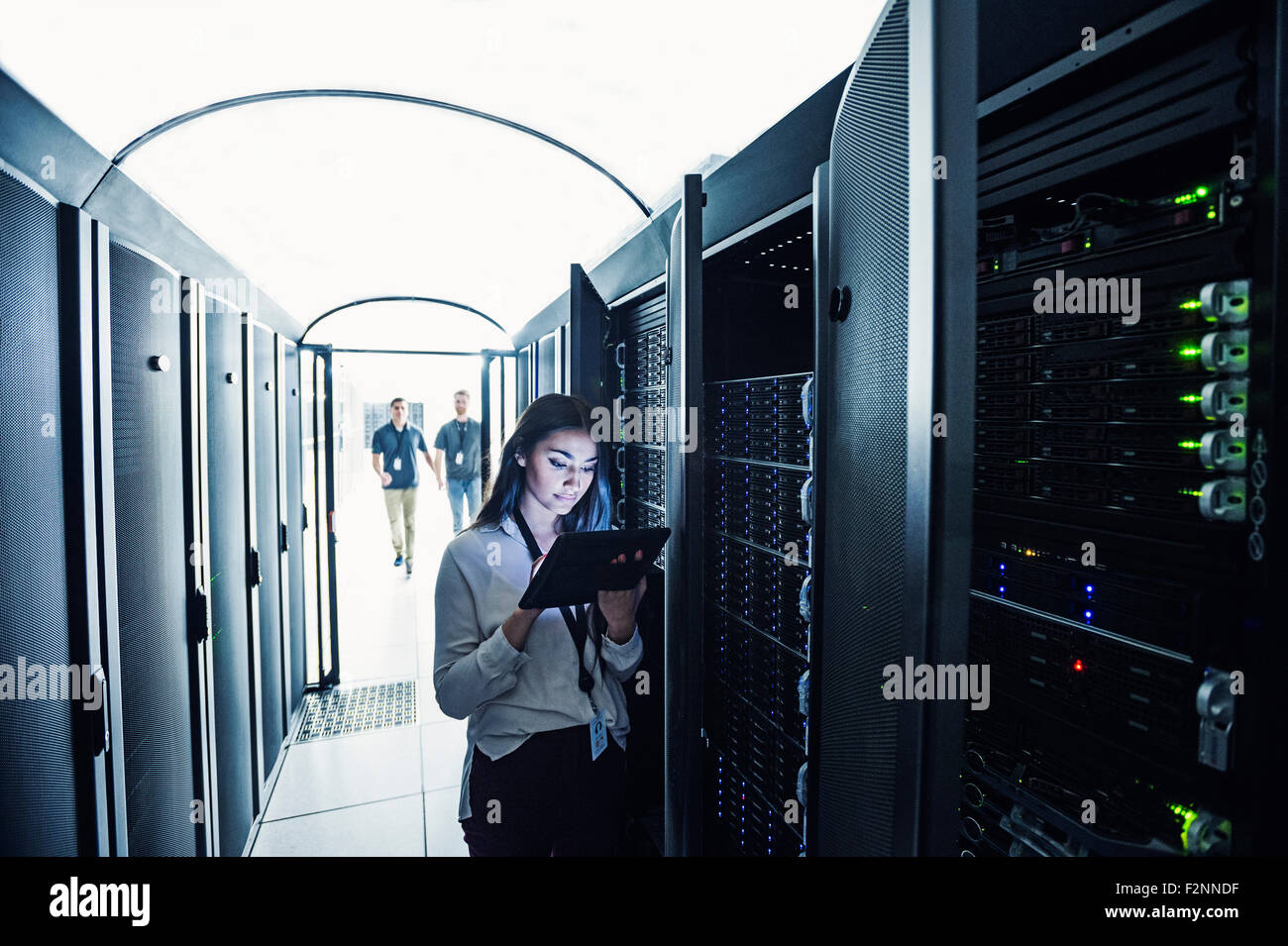 Techniker mit digital-Tablette im Serverraum Stockfoto