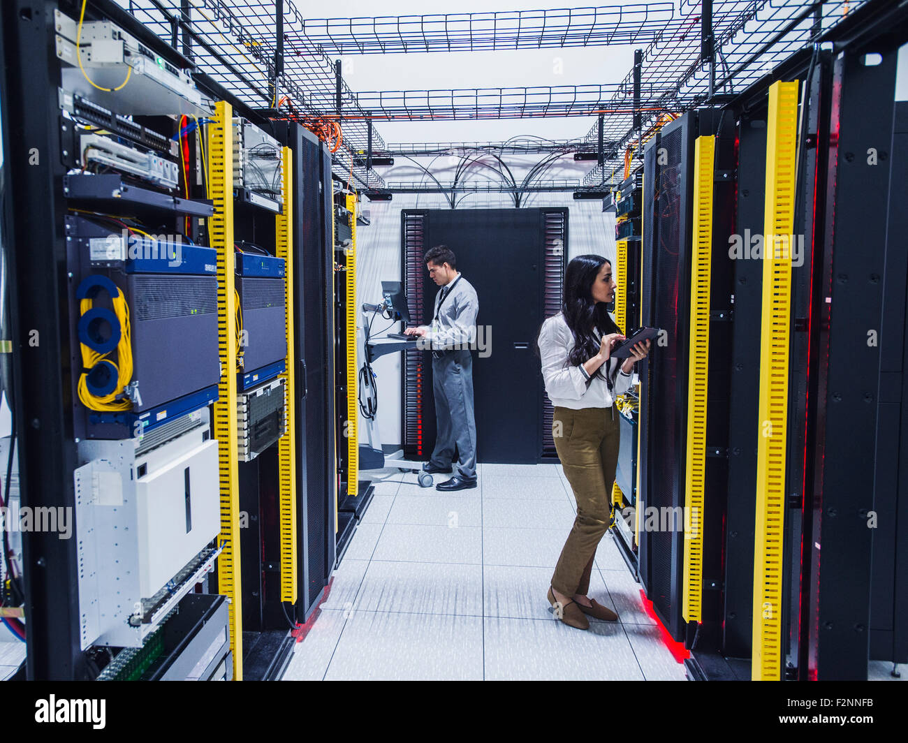 Techniker arbeiten im Serverraum Stockfoto