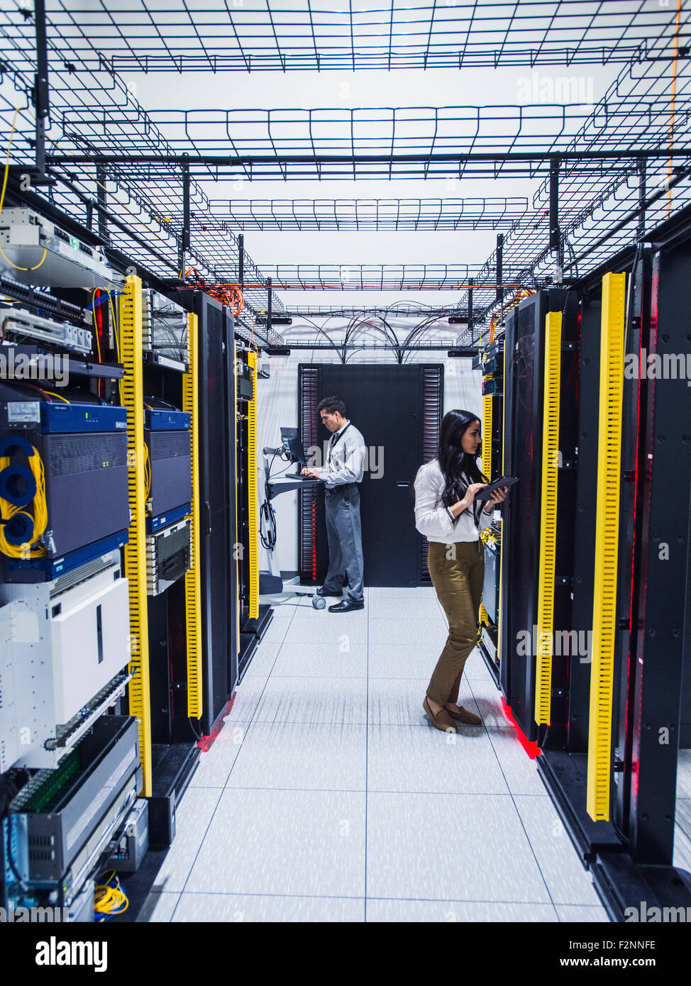 Techniker arbeiten im Serverraum Stockfoto