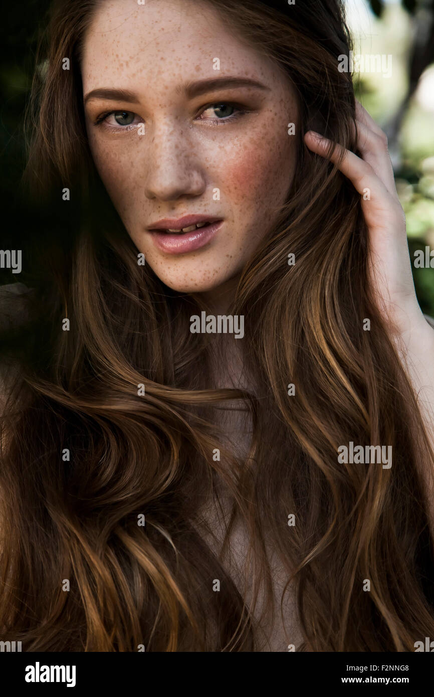 Kaukasische Frau mit langen Haaren und Sommersprossen Stockfoto