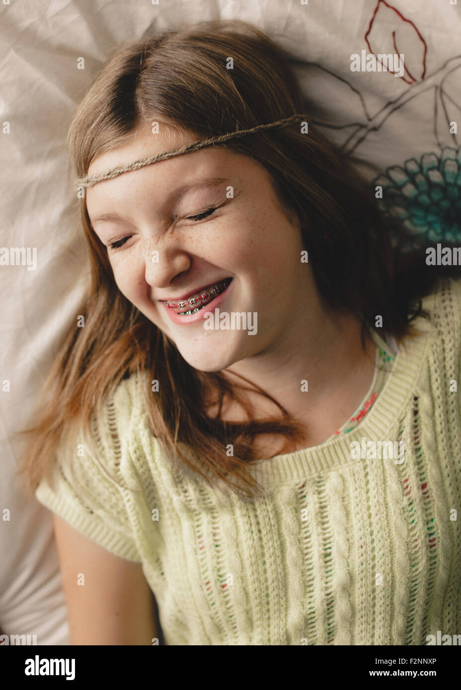 Kaukasische Mädchen mit Zahnspange tragen Zopf Stirnband Stockfoto