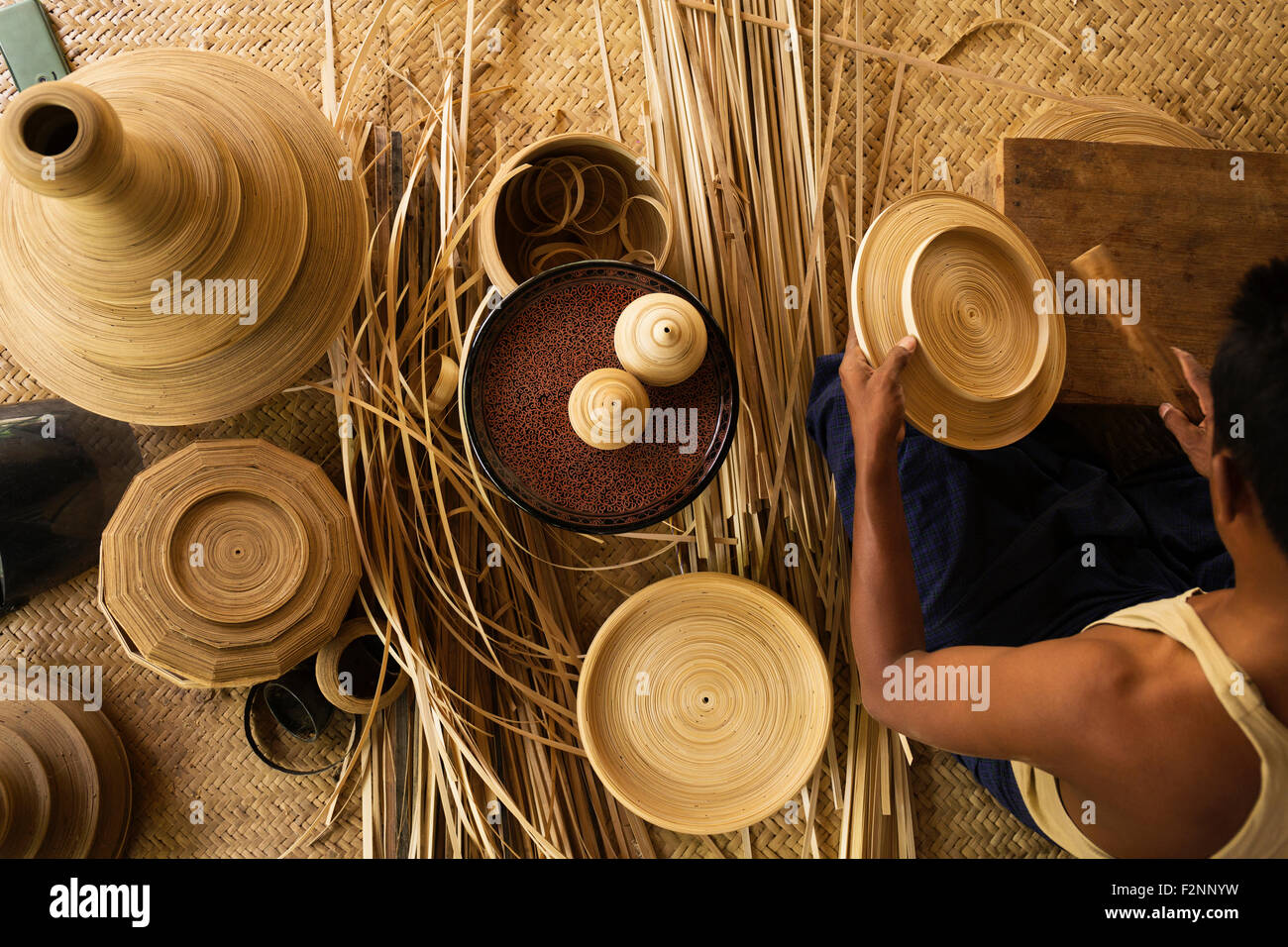 Asiatischen Kunsthandwerk weben traditionelle Körbe in Werkstatt Stockfoto