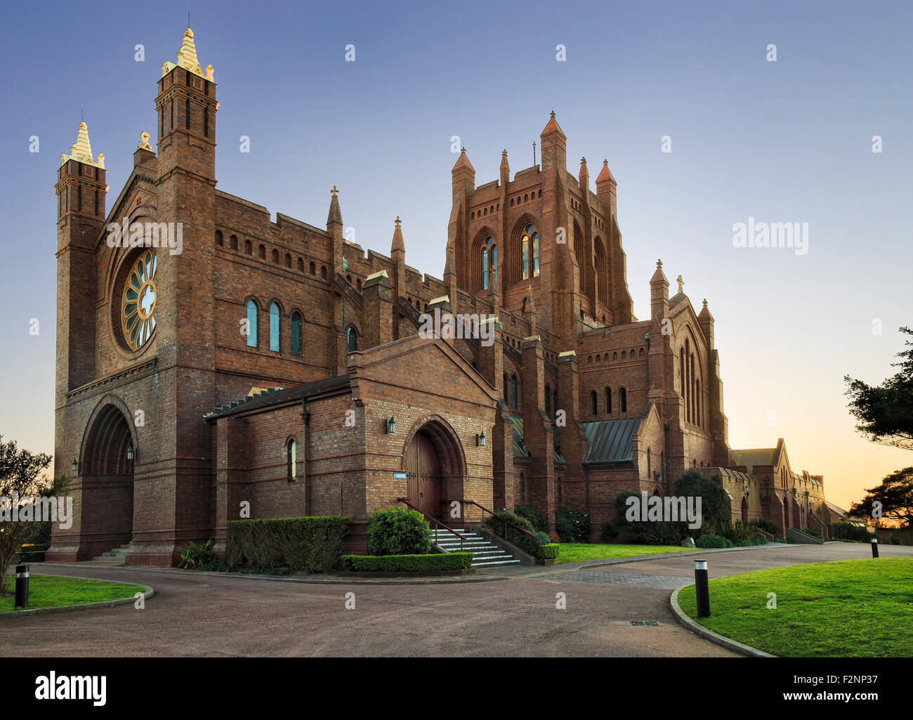 historische Kirche von England anglikanischen Backstein-Kathedrale in Newcastle Australien bei Sonnenaufgang Stockfoto