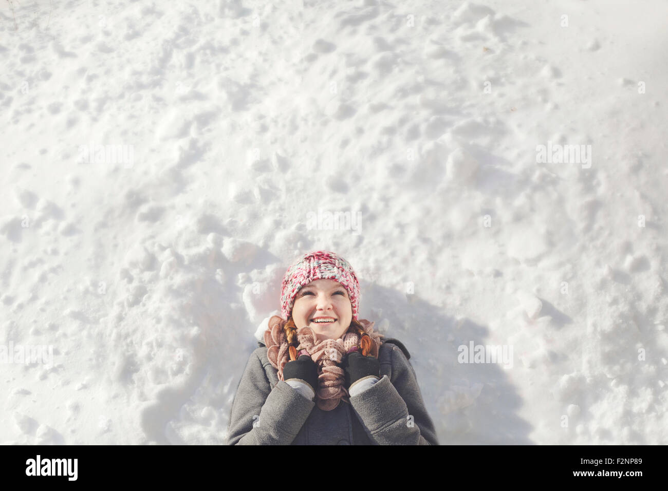 Kaukasische Mädchen im Schnee Stockfoto
