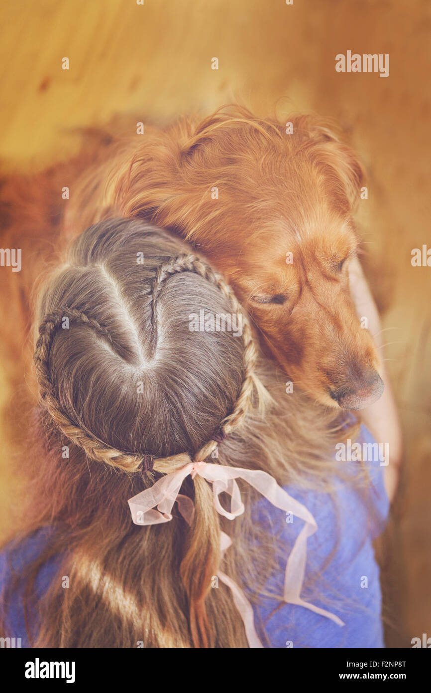 Kaukasische Mädchen umarmt Hund Stockfoto
