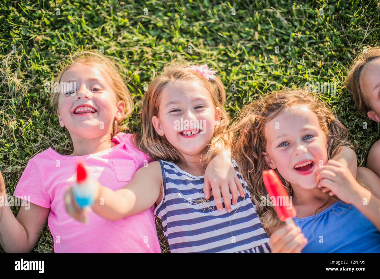 Mädchen, aromatisierte Eis Gras essen Stockfoto