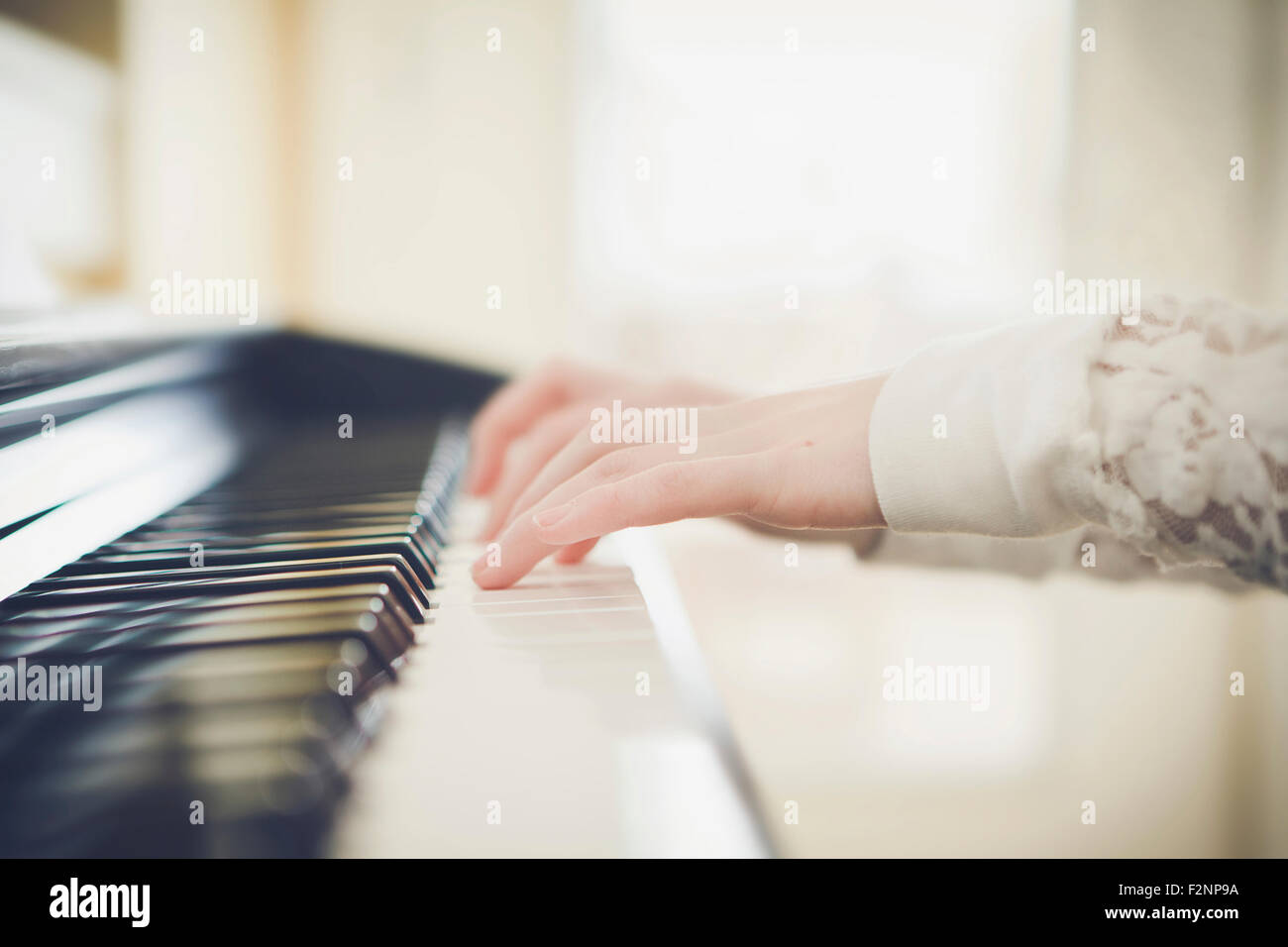 Nahaufnahme von Kaukasischen Mädchen spielt Klavier Stockfoto