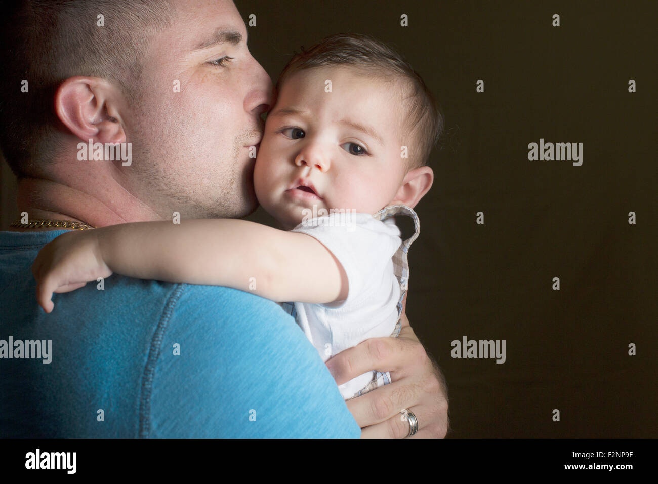 Kaukasische Vater küssen Sohn Stockfoto