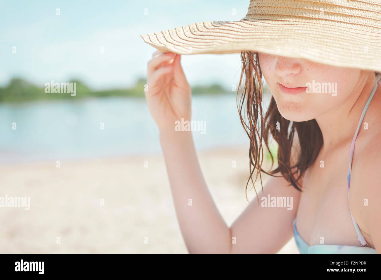 Kaukasische Teenager-Mädchen Sonnenhut am Strand tragen Stockfoto
