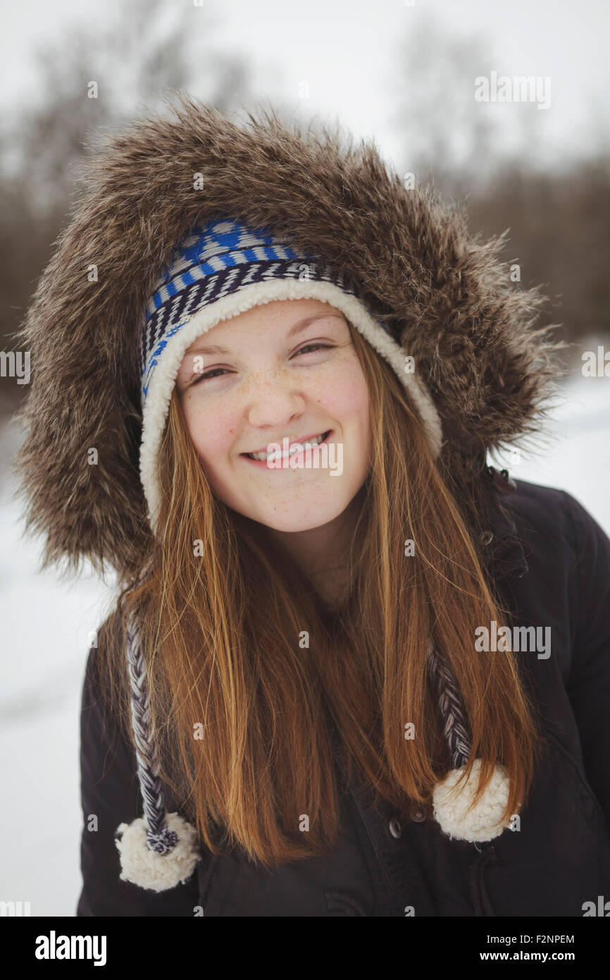 Kaukasischen Mädchens tragen Pelzmantel und Hut im Schnee Stockfoto