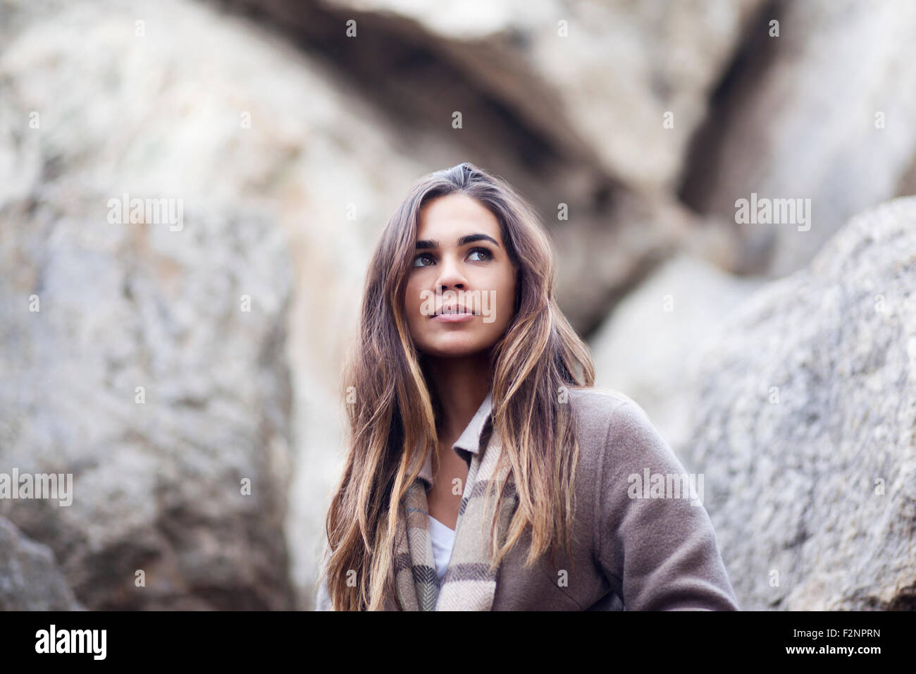 Gemischte Rassen Frau in der Nähe von Felsen Stockfoto