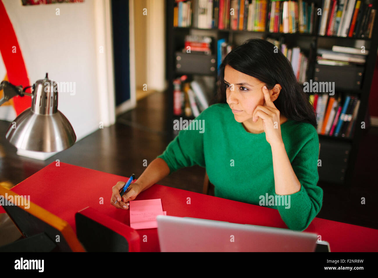 Hispanic Frau Büro zu Hause arbeiten Stockfoto