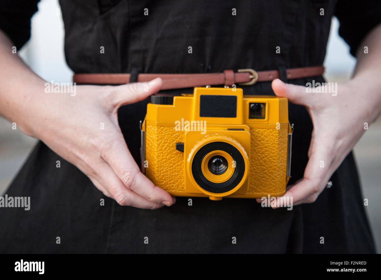 Schwarze Frau mit Kunststoff-Kamera hautnah Stockfoto