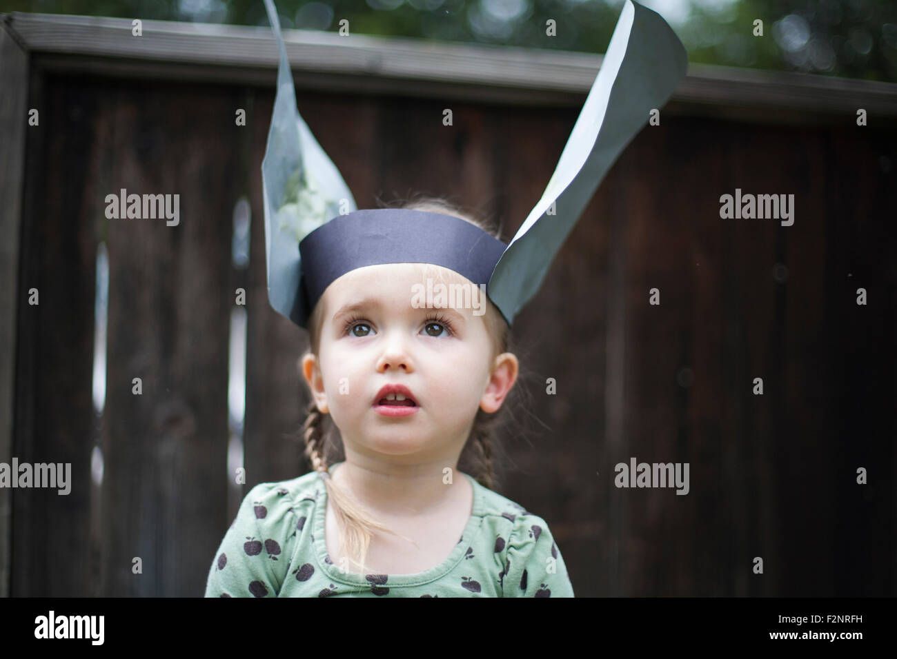 Kaukasische Mädchen Papier Hut im Hinterhof Stockfoto