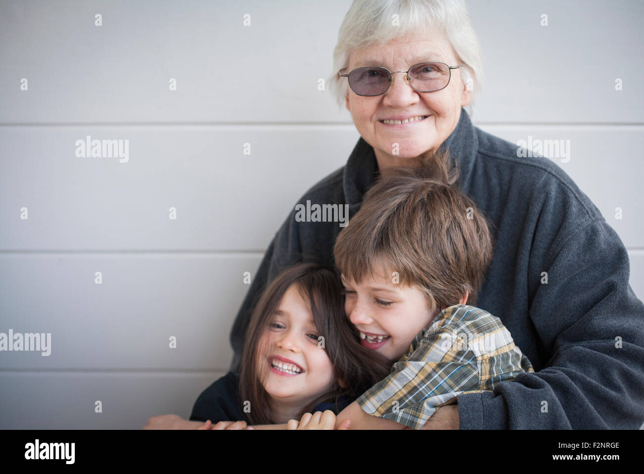 Kaukasische Großmutter und Enkel lächelnd im freien Stockfoto