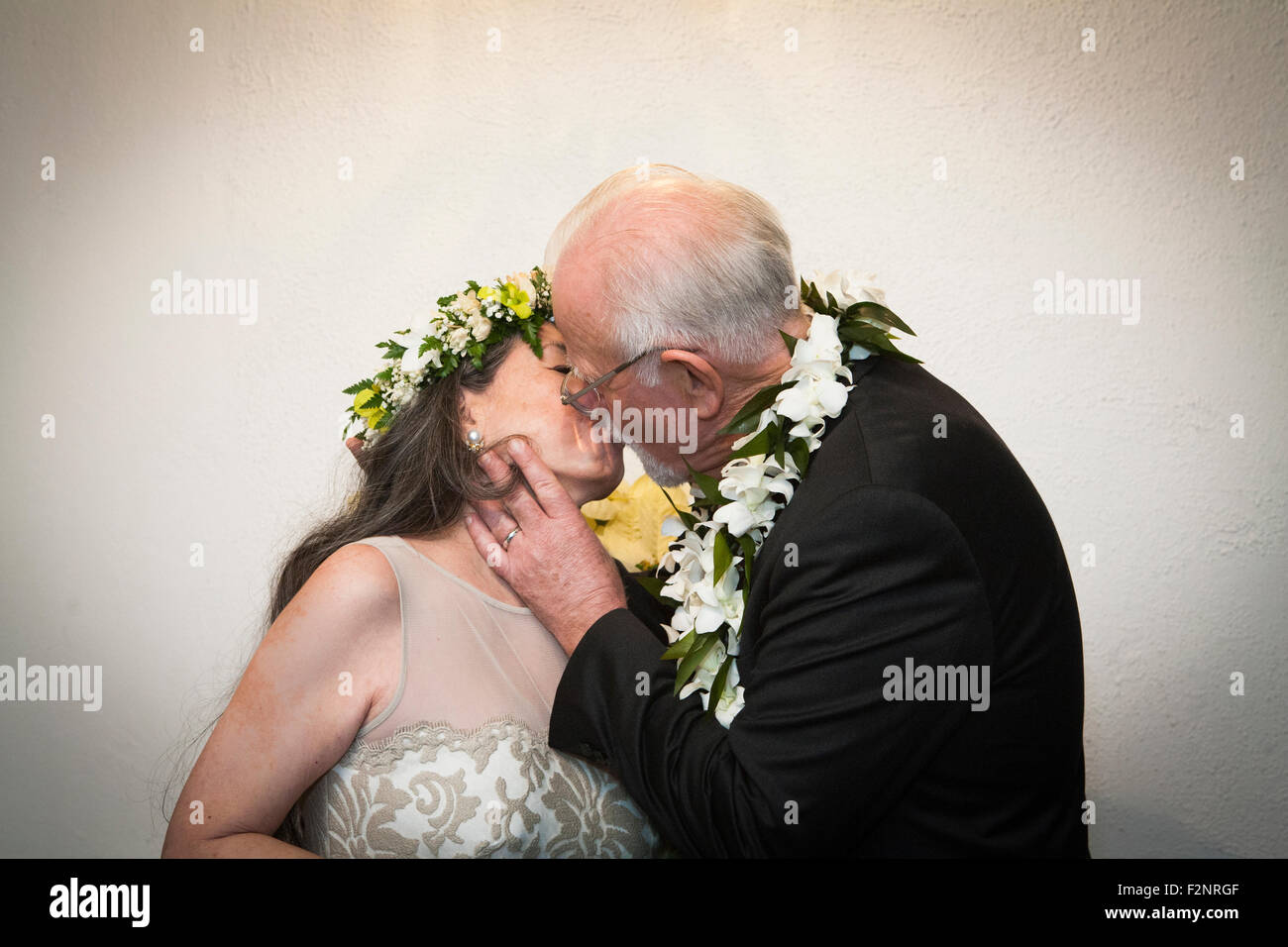 Ältere Braut und Bräutigam küssen bei Hochzeit Stockfoto
