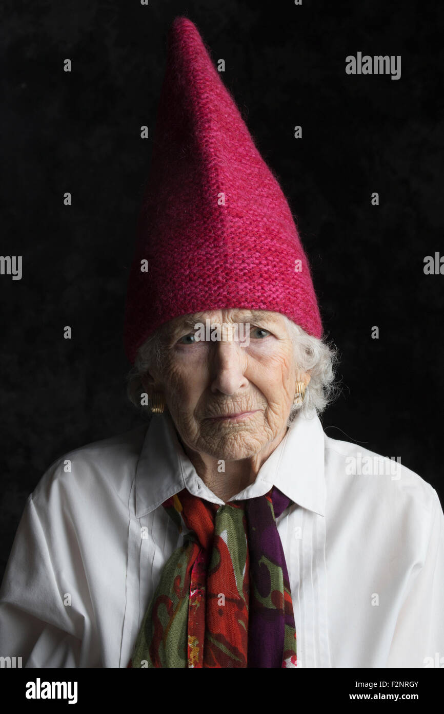 Nahaufnahme von ältere Frau mit Dunce Mütze Stockfoto