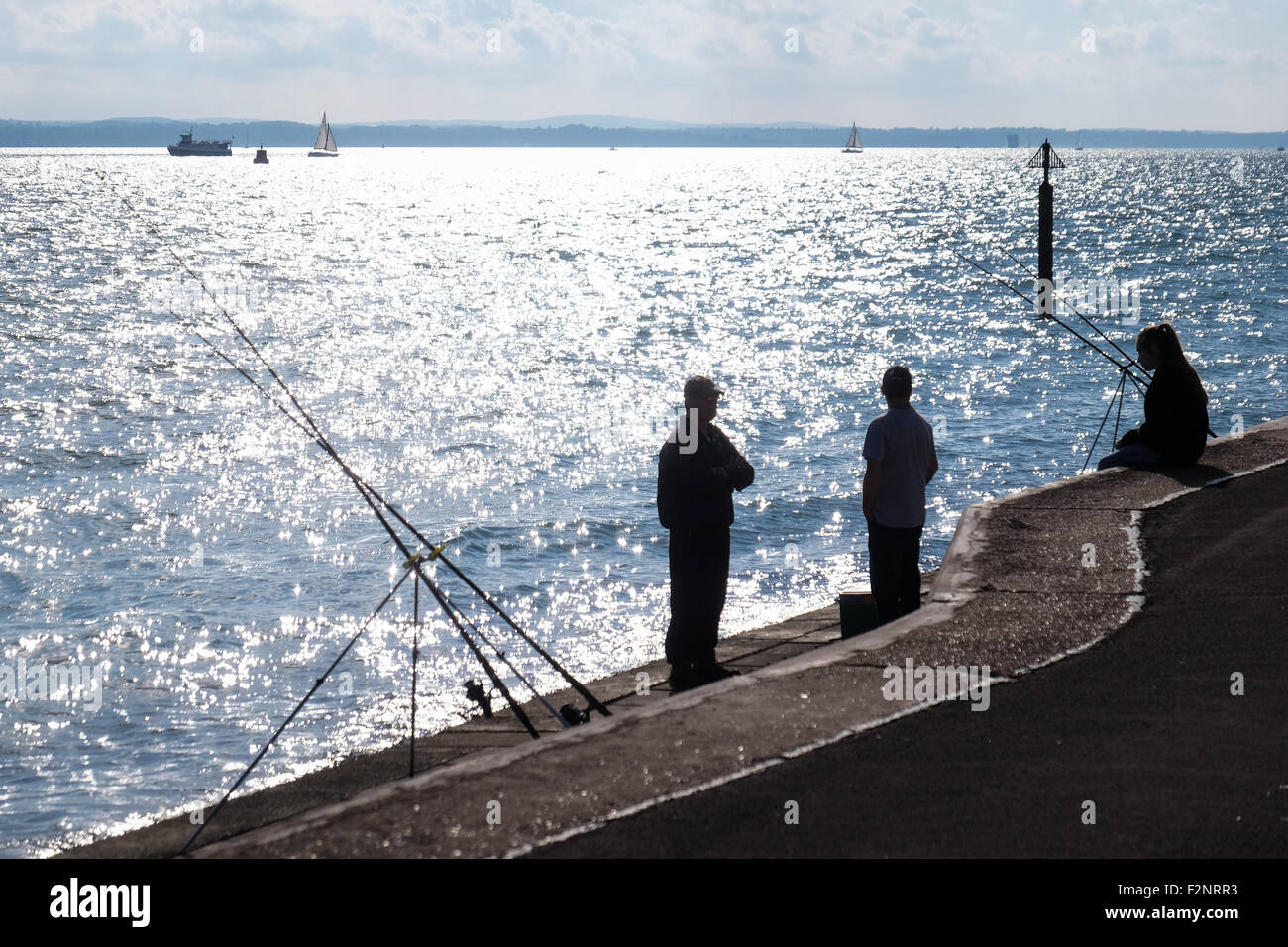 Menschen der Fischerei an der Promenade in Southsea, Portsmouth, UK Stockfoto