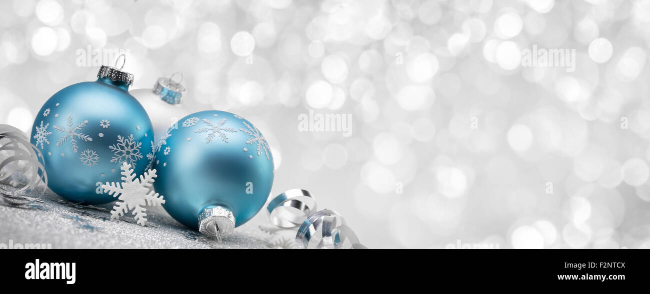 Weihnachtskugeln mit Dekoration auf glänzendem Hintergrund blau Stockfoto