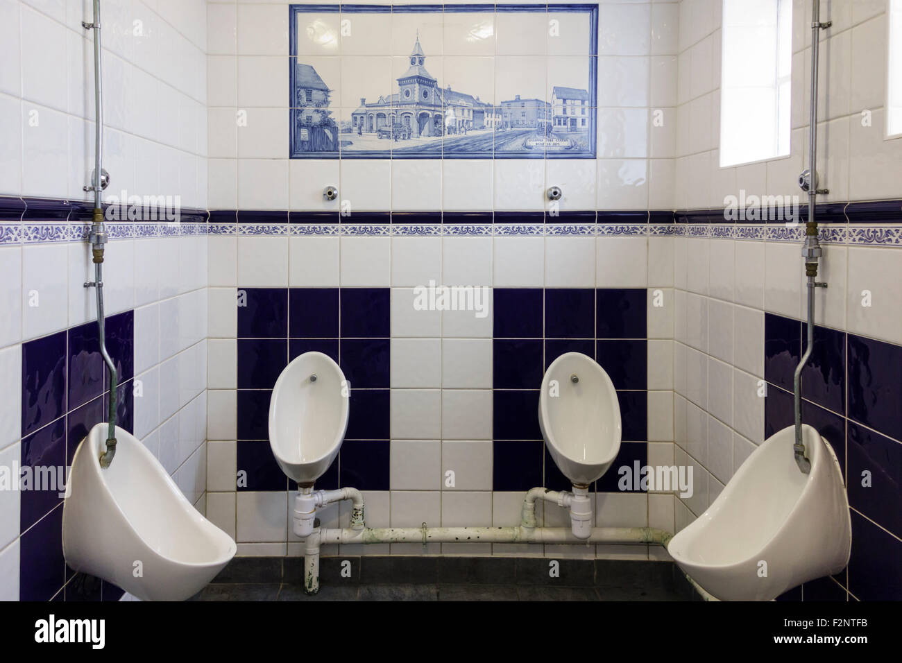 Herren WC Urinale im ehemaligen Feuerwehrhaus Gebäude in Guildford, Surrey, UK Stockfoto