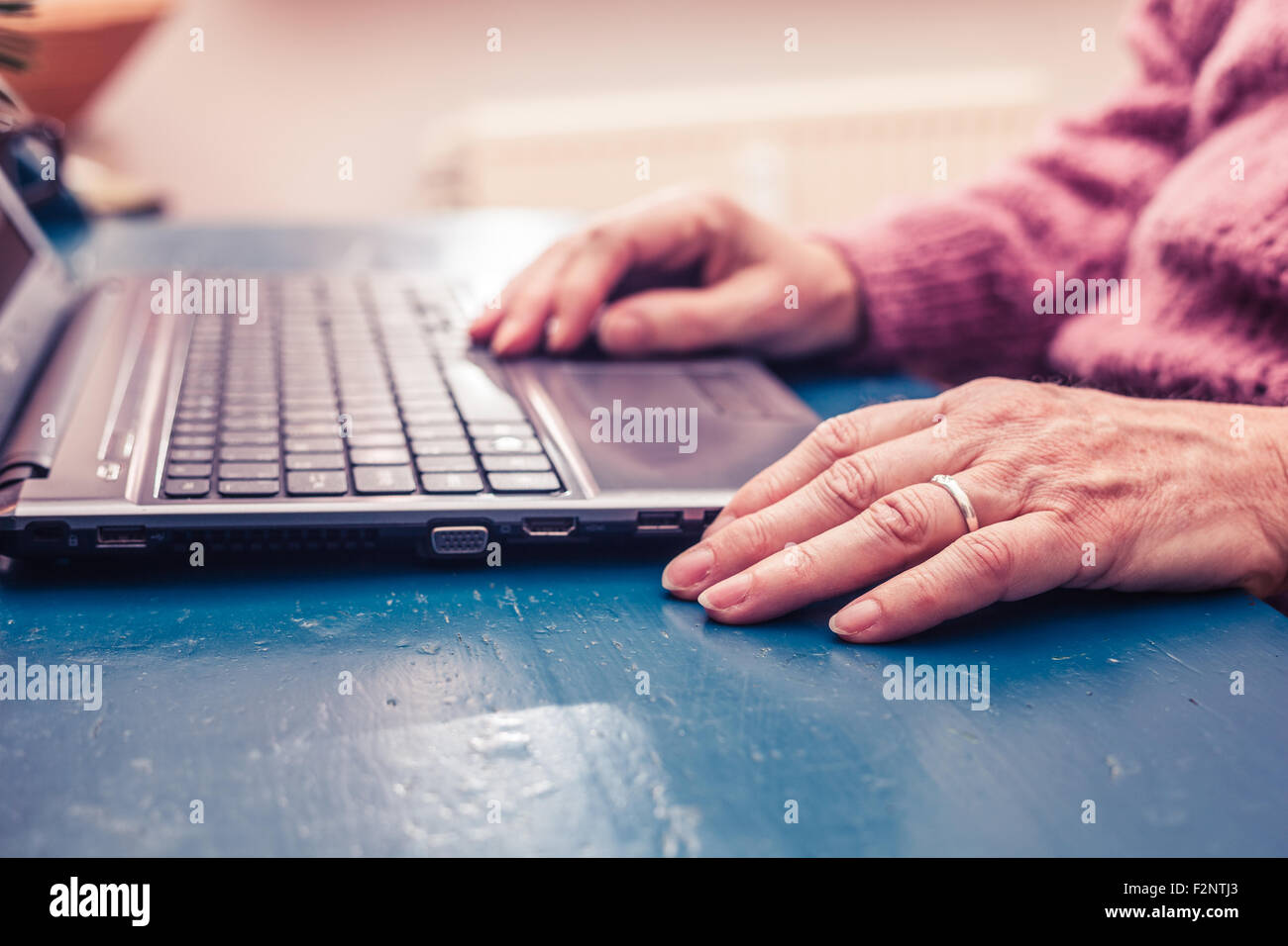 die Hände einer reifen Frau, die Eingabe über die Tastatur Stockfoto