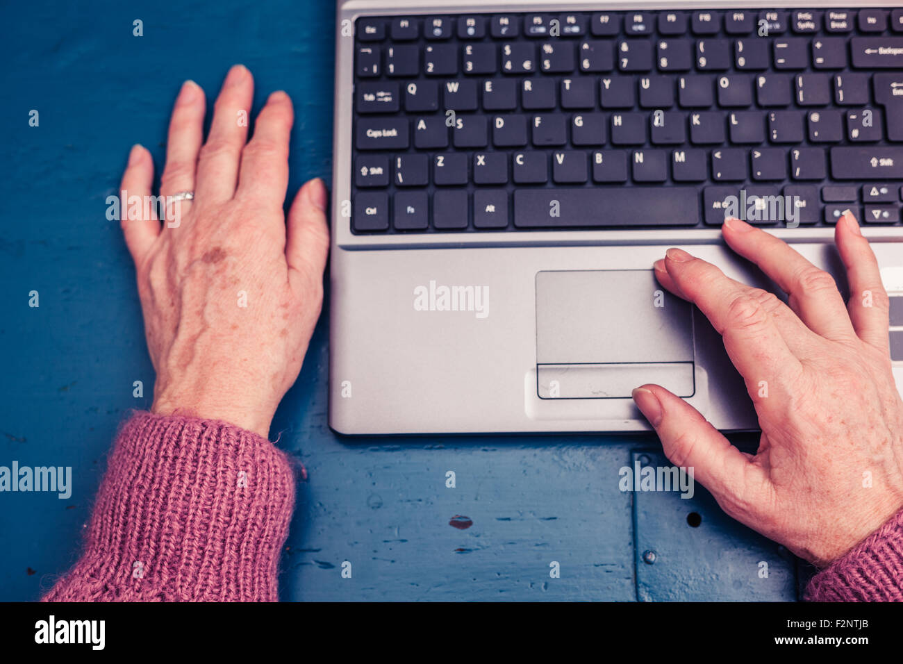 die Hände einer reifen Frau, die Eingabe über die Tastatur Stockfoto