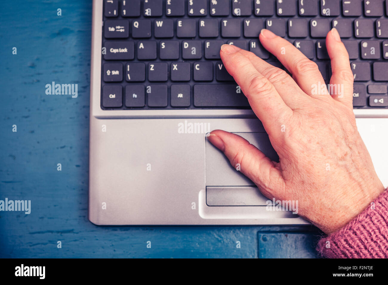 die Hände einer reifen Frau, die Eingabe über die Tastatur Stockfoto