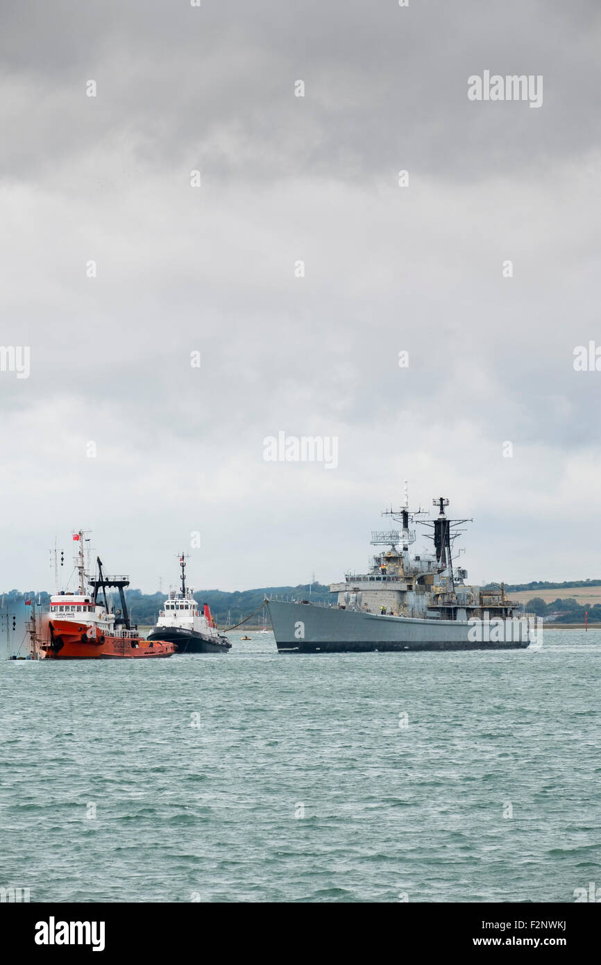 Portsmouth, UK. 22. September 2015. HMS Gloucester verlässt Portsmouth gebunden für die Türkei, wo sie verschrottet werden.  Bekannt als 'Kampf gegen G', wurde das Schiff im Jahr 2011 nach 25 Dienstjahren außer Dienst gestellt.  Die Marine-Flotte von 14 Altern Typ 42 s, vor allem in den 1970er Jahren gebaut hat weichen für die neue Hightech-Art 45 Zerstörer abgewickelt wurde. Bildnachweis: Paul Chambers/Alamy Live-Nachrichten Stockfoto