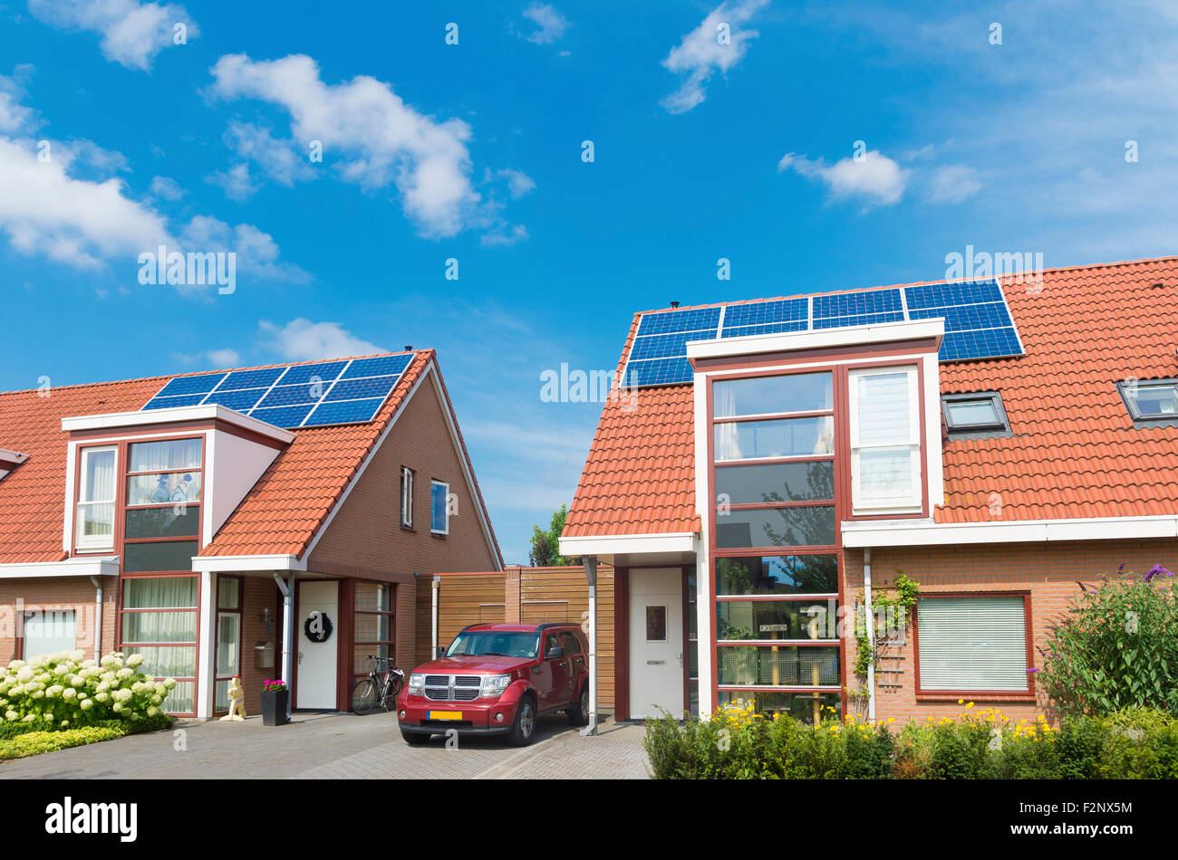 moderne Häuser in den Niederlanden mit Sonnenkollektoren auf dem Dach Stockfoto