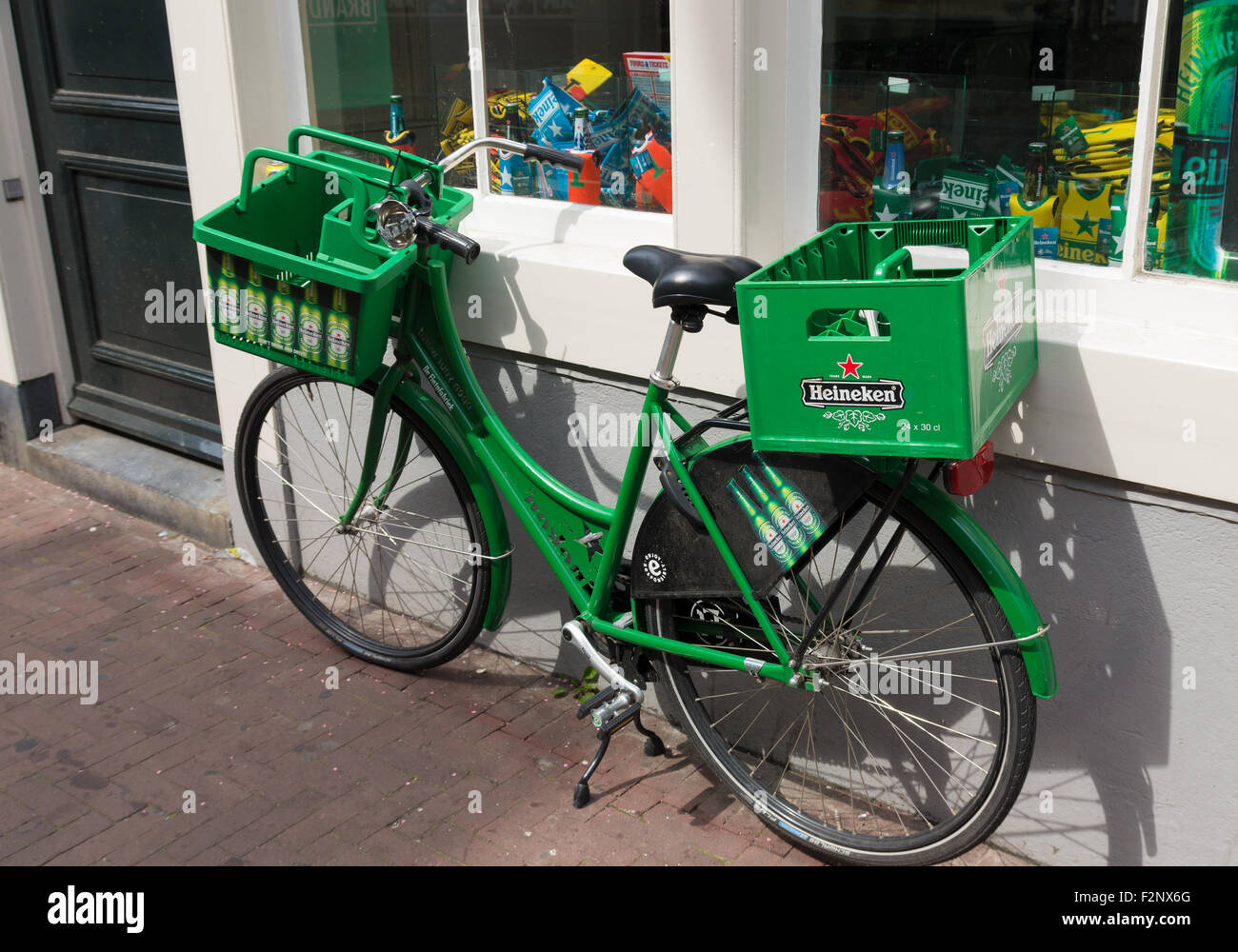 AMSTERDAM - 2. August 2015: Heineken Fahrrad vor der Heineken Brand Store. Die Heineken-Brand-Store ist die offizielle stor Stockfoto