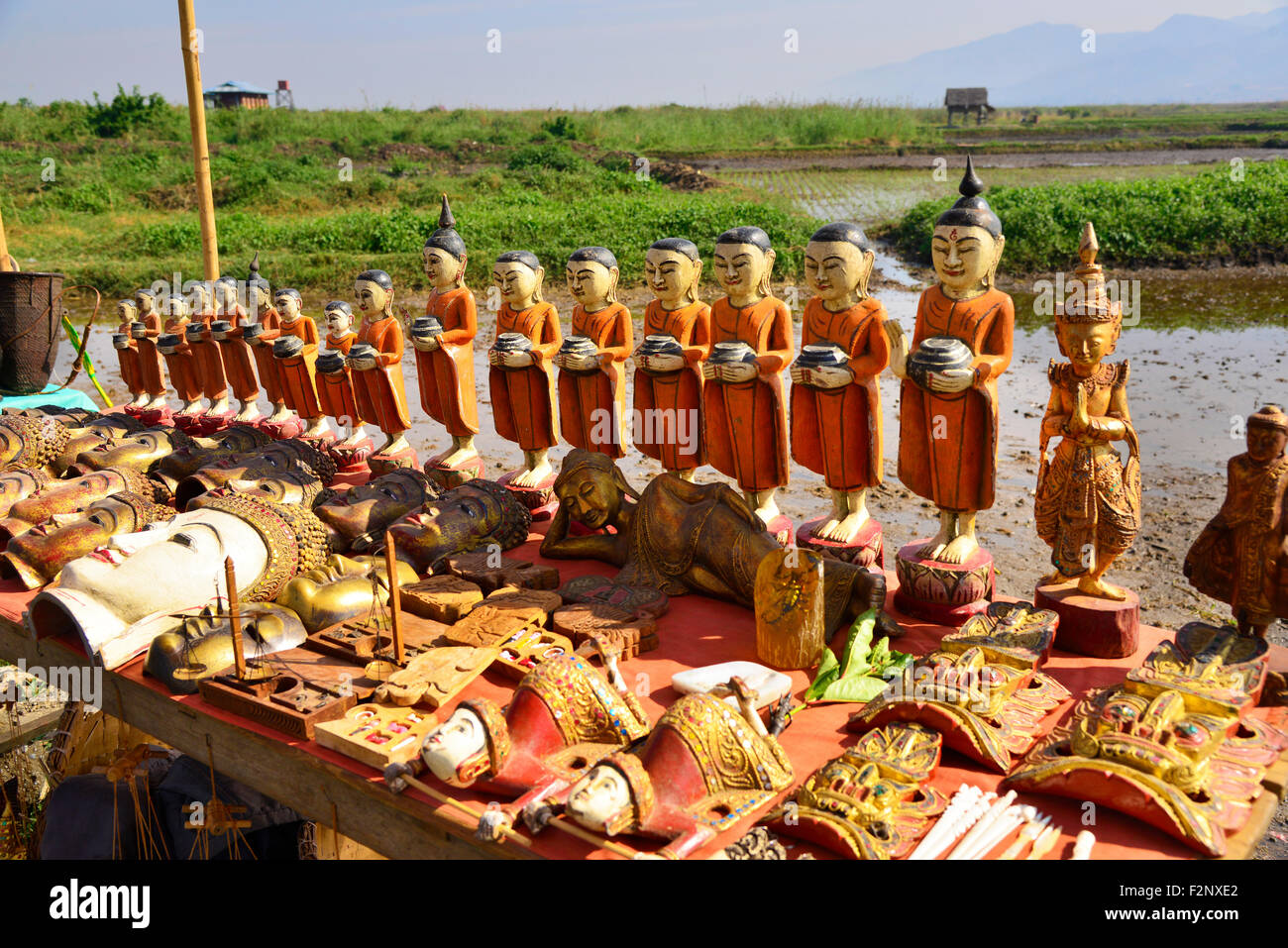 Souvenirs zum Verkauf in einem der 5 Tag drehen die Märkte am Nam Pan am Inle See, Shan Staat, Myanmar (Birma) Stockfoto