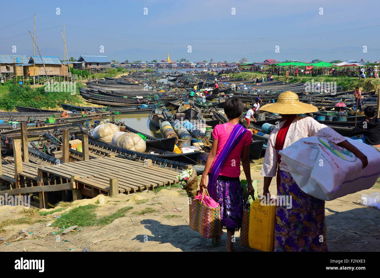 Long-tailed Motorboote geparkt in einem der 5 Tag drehen die Märkte am Nam Pan Am Ufer des Inle See, Shan Staat, Myanmar (Birma) Stockfoto