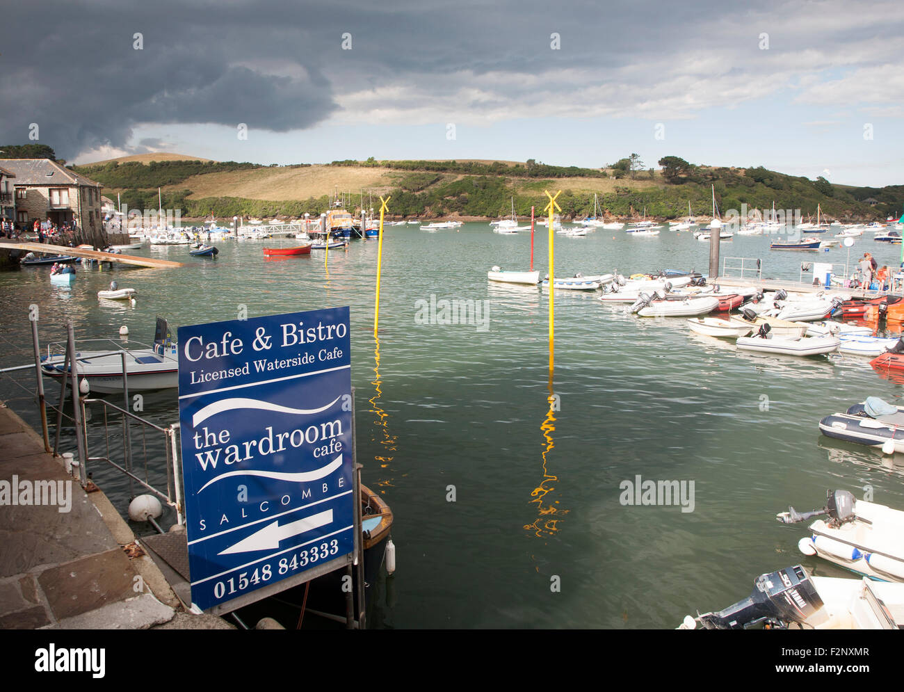 Boote im Hafen, Salcombe, Devon, England, UK Stockfoto
