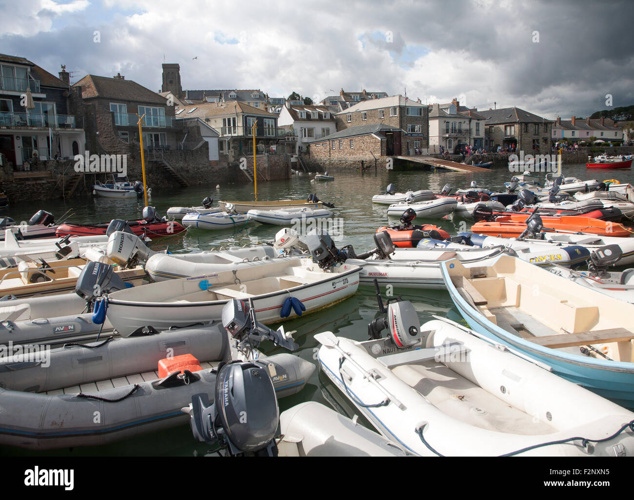 Boote im Hafen, Salcombe, Devon, England, UK Stockfoto