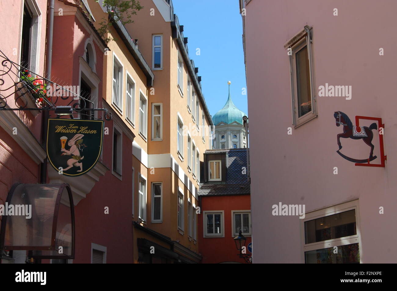 Eine Sammlung von bunten Häuser und Zeichen auf der Spur "Unter Den Bogen,", Augsburg Stockfoto