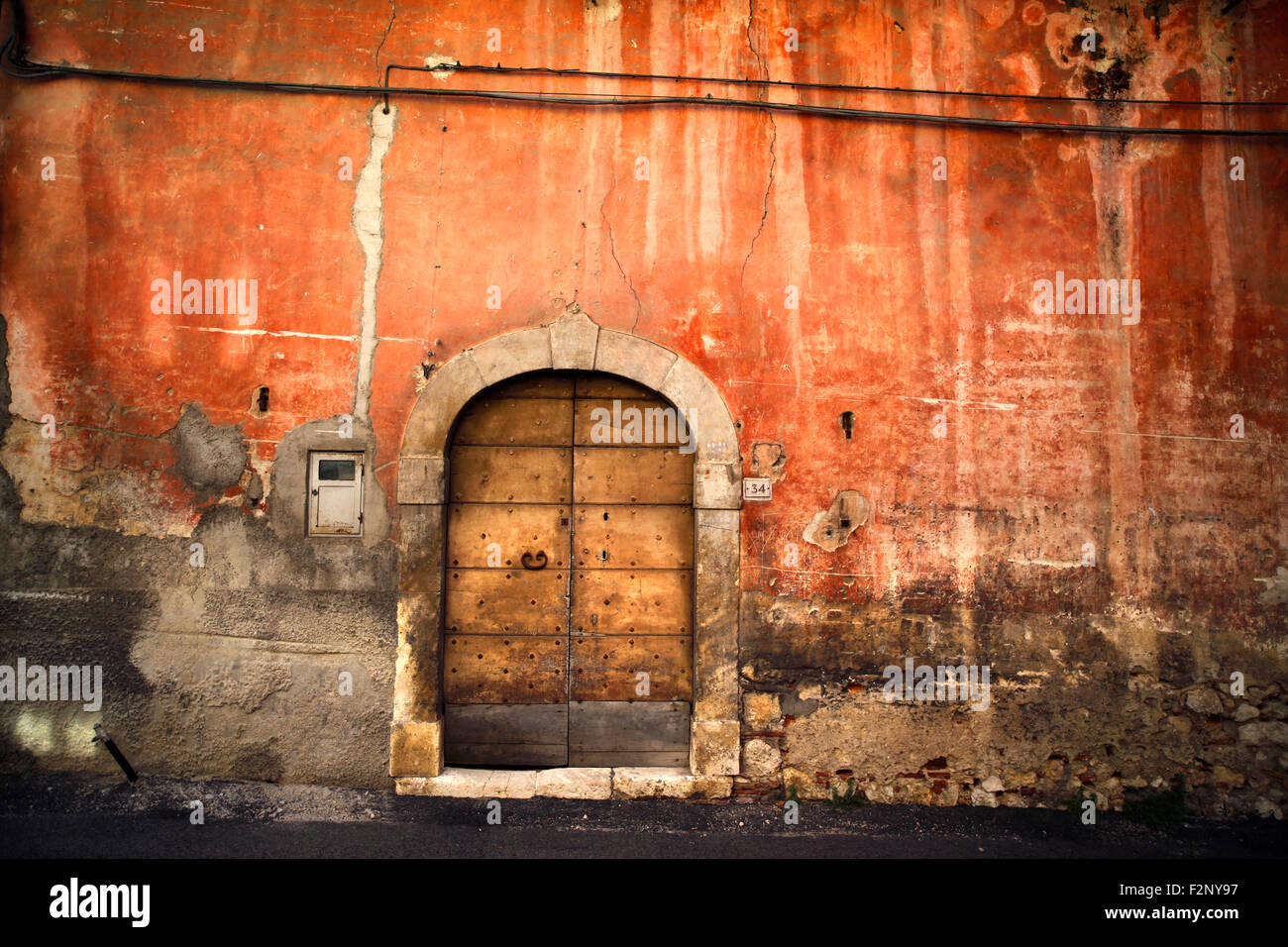 Tür in einem alten Gebäude im Fontecchio in Abruzzen, Italien. Stockfoto