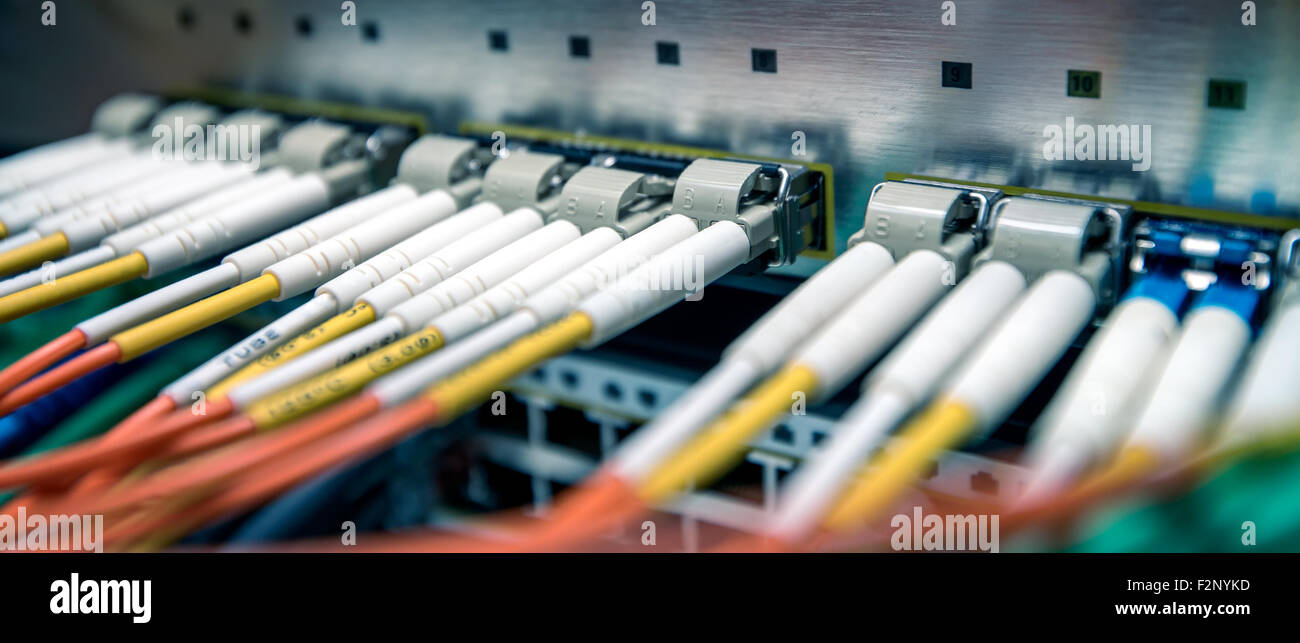 Lichtwellenleiter mit angeschlossenen FC-Kabel im Serverraum wechseln. Cross-Balance-Effekt angewendet Stockfoto