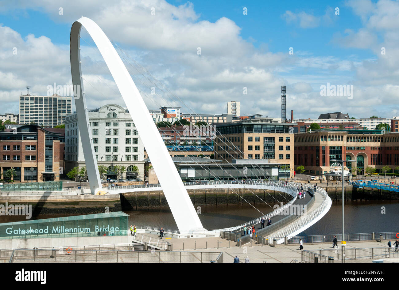 Die Gateshead Millennium Bridge, über den Fluss Tyne, Newcastle-Gateshead, Tyne und Abnutzung, England, UK.  Gateshead seitlich. Stockfoto