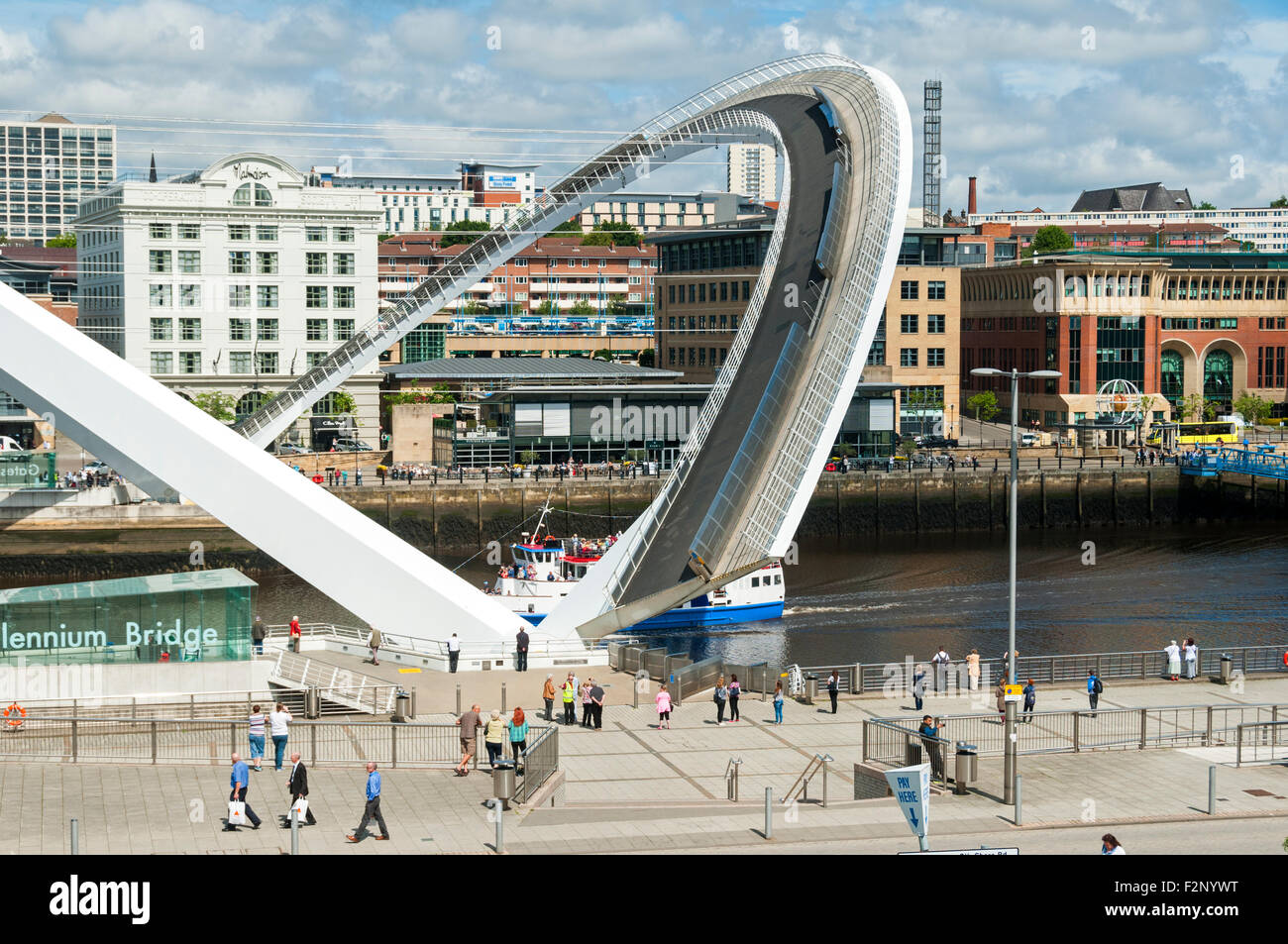 Die Gateshead Millennium Bridge, Fluss Tyne, Newcastle-Gateshead, Tyne & Verschleiß, England, UK.  Bei voll Kippstellung. Stockfoto