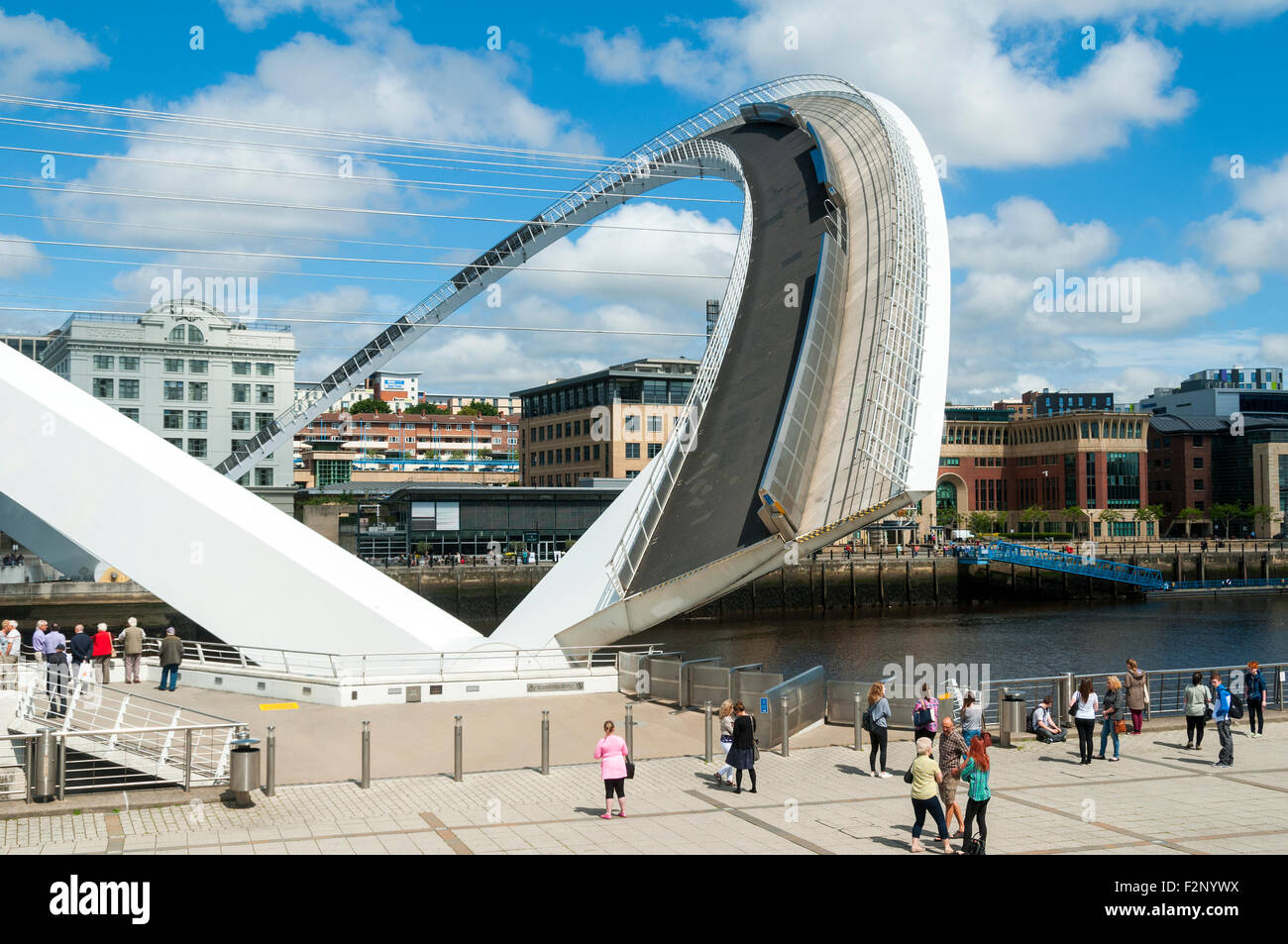 Die Gateshead Millennium Bridge, Fluss Tyne, Newcastle-Gateshead, Tyne & Verschleiß, England, UK.  Bei voll Kippstellung. Stockfoto