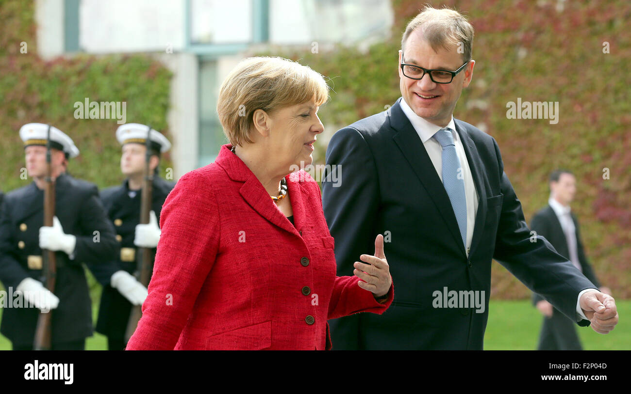 Berlin, Deutschland. 22. Sep, 2015. Bundeskanzlerin Angela Merkel (Front L) erhält Finnlands Ministerpräsident Juha Sipila mit einem militärischen Gruß im Bundeskanzleramt in Berlin, Deutschland, 22. September 2015. Foto: WOLFGANG KUMM/Dpa/Alamy Live News Stockfoto