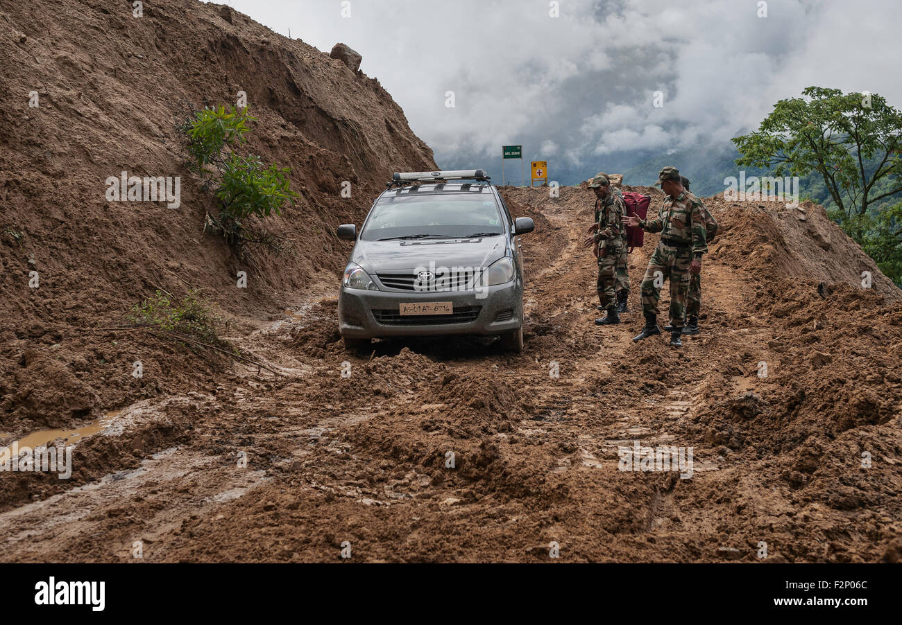 Indische Armeepersonal retten Auto im Schlamm stecken, beim Bau der Autobahn zwischen Assam und Tawang. Stockfoto