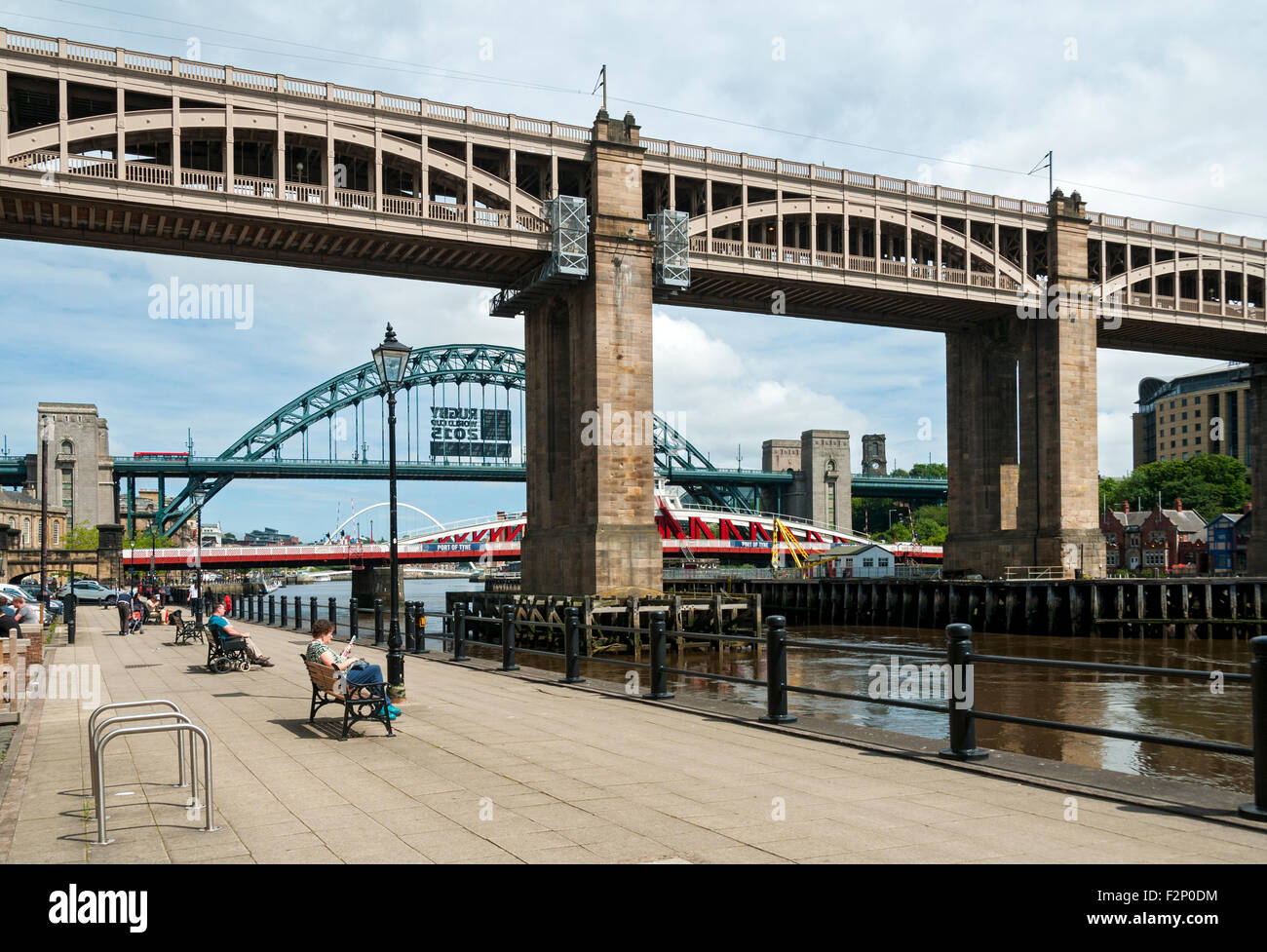 Die hohe, Tyne und Swing Brücken über den Fluss Tyne, Newcastle-Gateshead, Tyne und Abnutzung, England, UK. Stockfoto