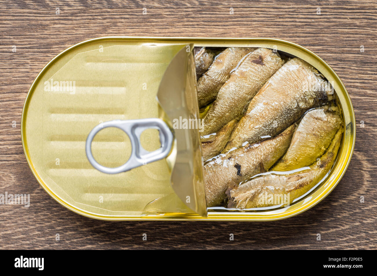 Offenen Blechdose mit geräucherte Sardinen Draufsicht Stockfoto