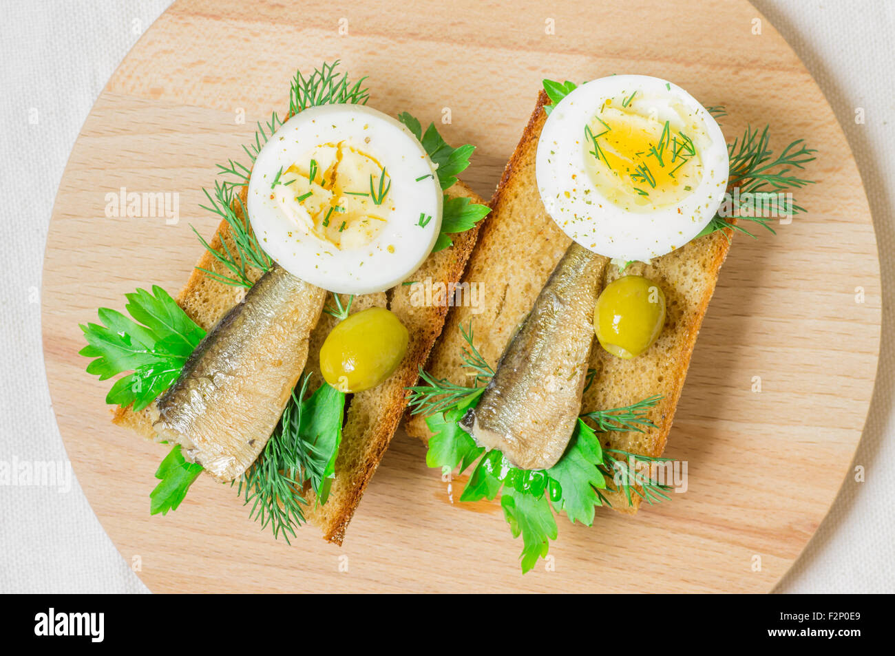 Tapas mit Sardinen auf Toast mit grünen Oliven und Ei Stockfoto